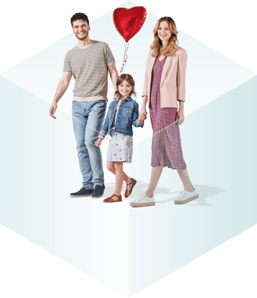 Kompleksowe ubezpieczenia na życie w Warcie zapewniają ochronę całej rodzinie spacerującej z czerwonym balonem w kształcie serca
