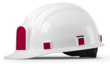 Biały kask z czerwonymi elementami jest symbolem OC zawodowego