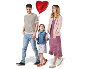 Kompleksowe ubezpieczenia na życie w Warcie zapewniają ochronę całej rodzinie spacerującej z czerwonym balonem w kształcie serca