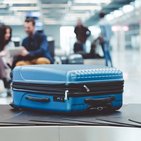 Niebieska walizka symbolizująca ubezpieczenie turystyczne w Warcie 