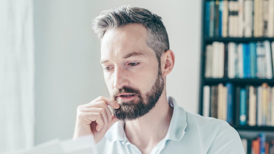 Mężczyzna zastanawiający się jakie ubezpieczenie na życie wybrać 