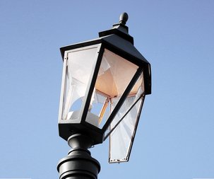 Obiekt zewnętrzny - uszkodzenie Uszkodzona lampa - zbliżenie