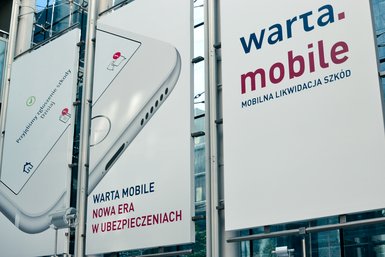 Lider cyfryzacji na rynku ubezpieczeń Budynek z reklamą Warta Mobile