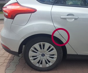 Srebrny samochód - strefa uszkodzenia pojazdu Zbliżenie na strefę uszkodzenia samochodu