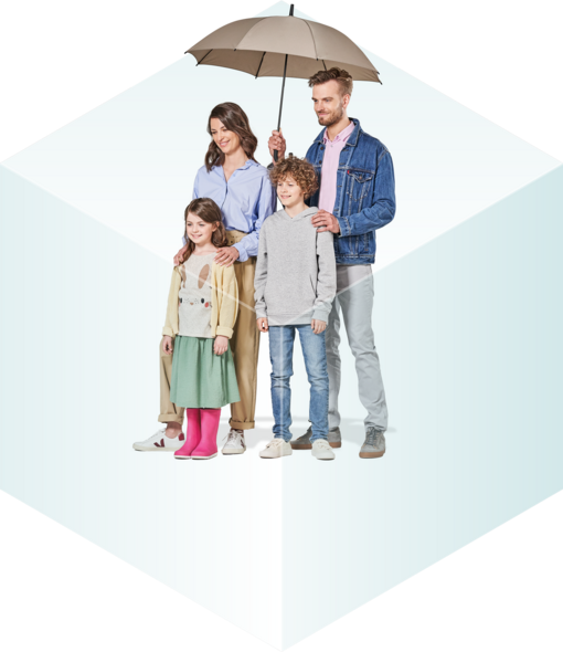 Szczęśliwa rodzina stojąca pod parasolem symbolizującym kompleksowe i proste ubezpieczenie na życie dla Ciebie i Twojej rodziny
