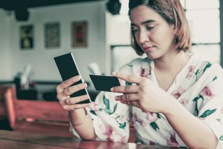 Dziewczyna zastanawiająca sie nad tym czym różni się karta EKUZ od ubezpieczenia podróżnego