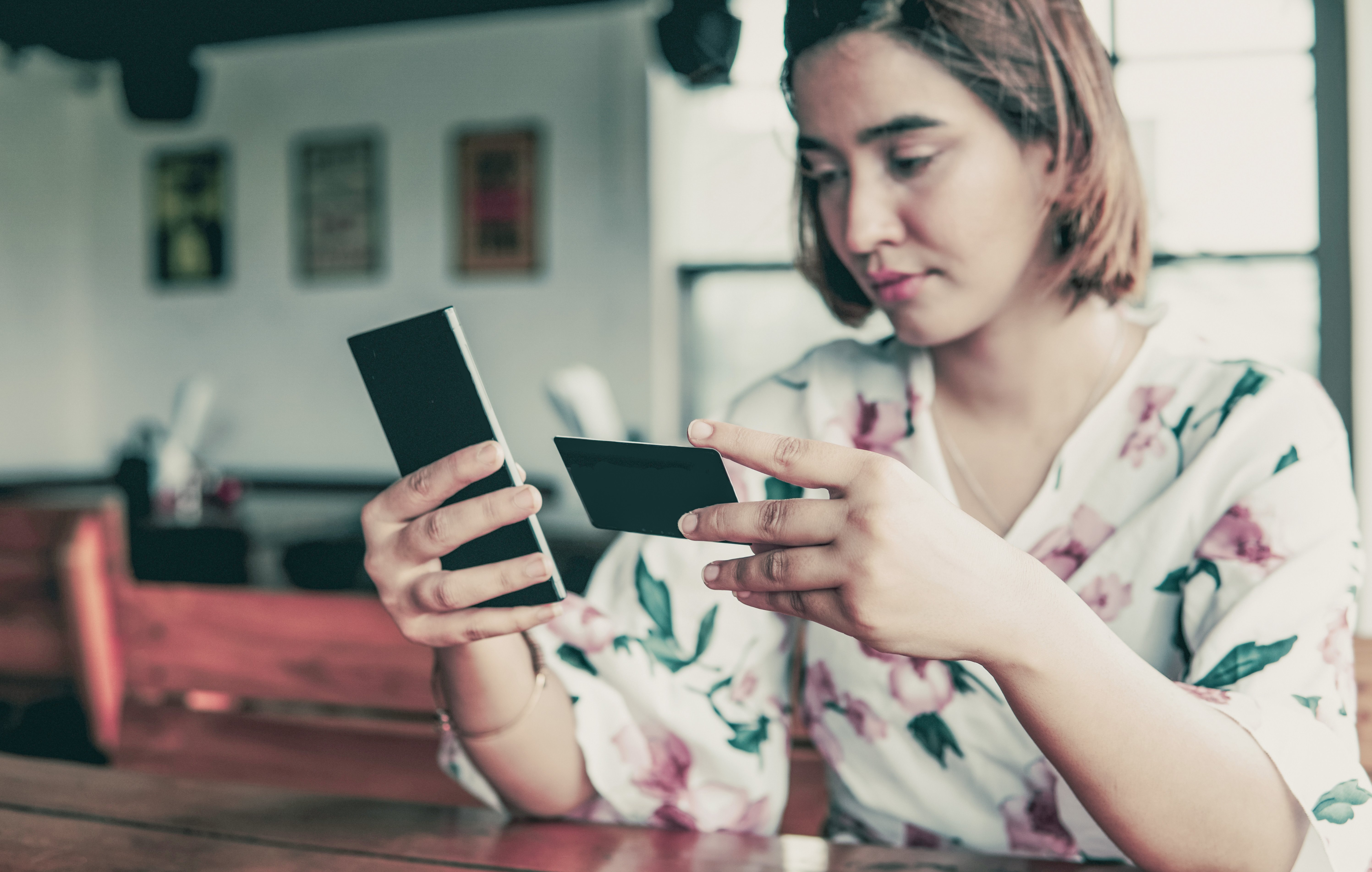 Dziewczyna zastanawiająca sie nad tym czym różni się karta EKUZ od ubezpieczenia podróżnego