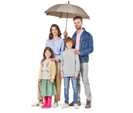 Szczęśliwa rodzina stojąca pod parasolem symbolizującym kompleksowe i proste ubezpieczenie na życie dla Ciebie i Twojej rodziny