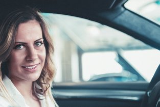 Kobieta siedząca w samochodzie, który chce sprzedać