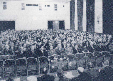 Zebranie akcjonariuszy w 1970 roku Sala pełna ludzi siedzących na krzesłach