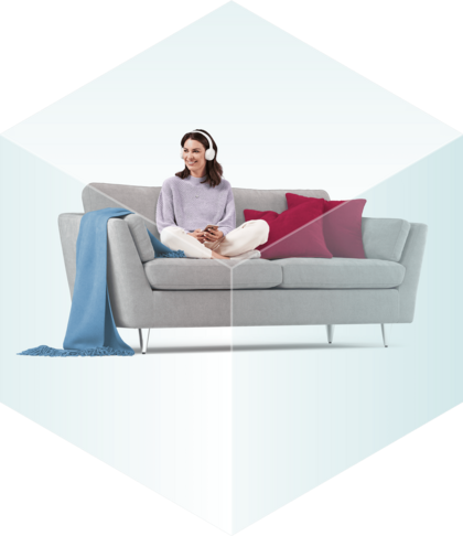 Ubezpieczenie mieszkania i domu  - szara kanapa z czerwonymi poduszkami to wyposażenie mieszkania lub domu które również można objąć ochroną