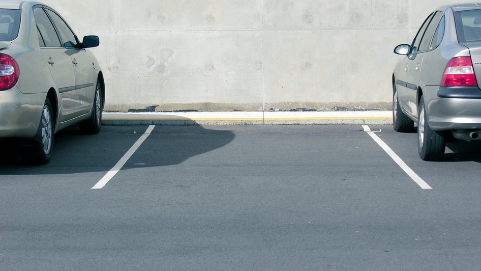 Dwa samochody stojące na parkingu, które są ubezpieczenie na wypadek kradzieży 