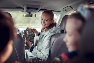 Rodzina jadąca samochodem objętym ubezpieczeniem samochodu w Warcie z ochroną zniżek w cenie OC