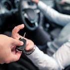 Mężczyźni, którzy przekazują klucz do auta zastępczego  