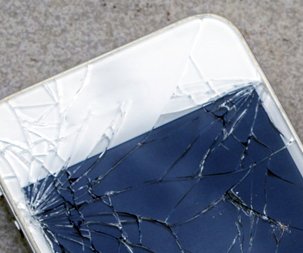 Sprzęt elektroniczny - zbliżenie na uszkodzenie Rozbity ekran telefonu komórkowego