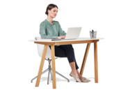 Kobieta pracująca na laptopie przy biurku nad swoim biznesem ubezpieczonym w Warcie