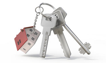 Klucze z brelokiem w kształcie domu symbolem ubezpieczenia na życie do kredytu hipotecznego
