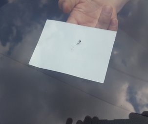 Uszkodzona szyba samochodowa Szyba pojazdu - szczegółowy widok uszkodzenia