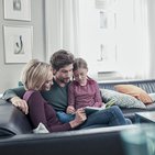 Szczęśliwa rodzina zastanawia się nad kupnem mieszkania i ubezpieczeniem go 
