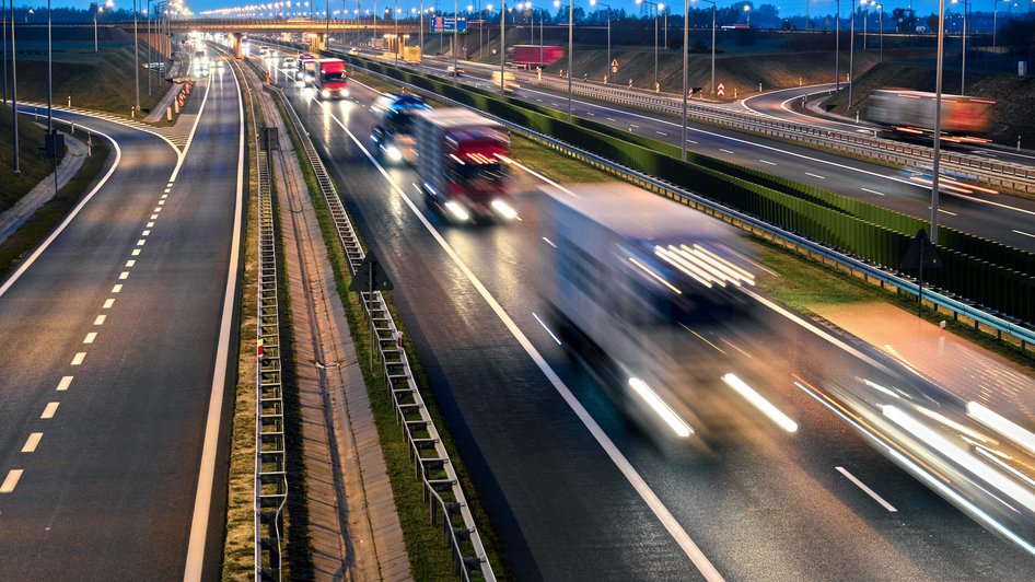 Widok na drogę ekspresową, po której jeździ dużo samochodów