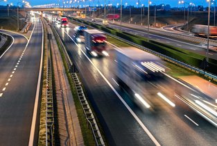 Widok na drogę ekspresową, po której jeździ dużo samochodów