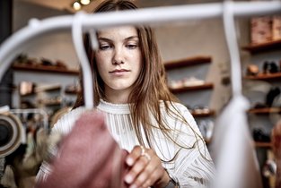Kobieta prowadząca swoją piekarnię ubezpieczyła się w Warcie 