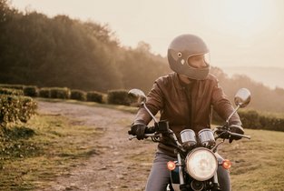 Mężczyzna jeździ swoim jednośladem i nie martwi się karą za brak OC motocykla, bo wykupił obowiązkową polisę.