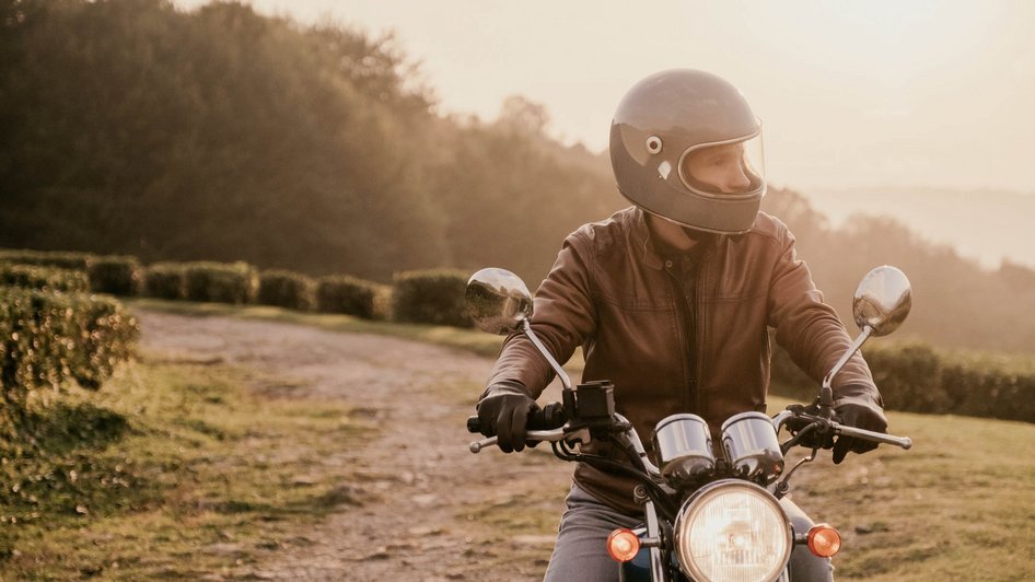 Mężczyzna jeździ swoim jednośladem i nie martwi się karą za brak OC motocykla, bo wykupił obowiązkową polisę.