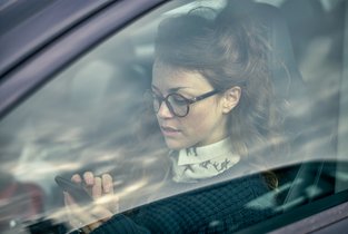 Kobieta w samochodzie - NNW dla kierowcy i pasażerów