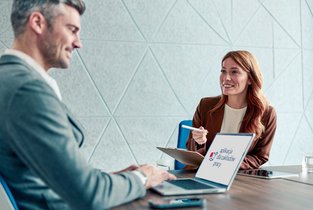 kobieta i mężczyzna mają spotkanie biznesowe