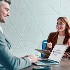 kobieta i mężczyzna mają spotkanie biznesowe