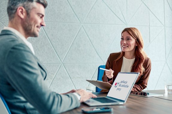 kobieta i mężczyzna mają spotkanie biznesowe