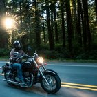 Motocykl jadący na drodze 