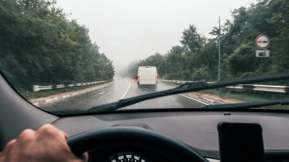 Samochód jadący ulicą, szyba i wycieraczki 