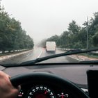 Samochód jadący ulicą, szyba i wycieraczki 