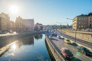 Widok na Sztokholm i jeżdżące auta