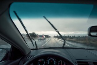 Ubezpieczony w Warcie samochód jadący w deszczu po drodze pokrytej gołoledzią 
