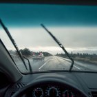 Ubezpieczony w Warcie samochód jadący w deszczu po drodze pokrytej gołoledzią 