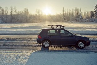 Samochód jedzie po drodze zimą 