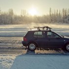 Samochód jedzie po drodze zimą 