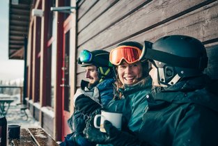 Trzech ludzi w kaskach narciarskich 