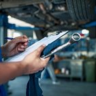Mechanik przeprowadzający przegląd samochodu 