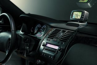 Widok na deskę rozdzielczą w samochodzie.