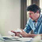 Mężczyzna w salonie - zmiana danych w dowodzie rejestracyjnym