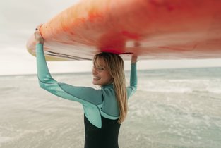 Kobieta z deską surfingową 