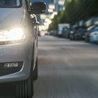 Mężczyzna, który wie co robić w razie zgubienia lub uszkodzenia dokumenty prawa jazdy