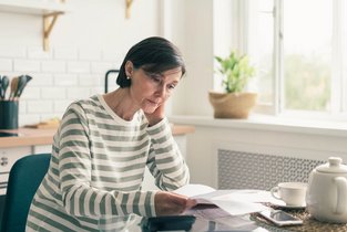 Kredyt hipoteczny - Kobieta siedząca przy biurku 
