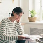 Kredyt hipoteczny - Kobieta siedząca przy biurku 