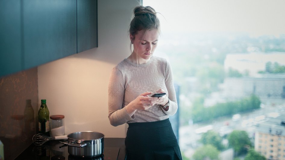 Kobieta w kuchni dzwoni przez telefon 