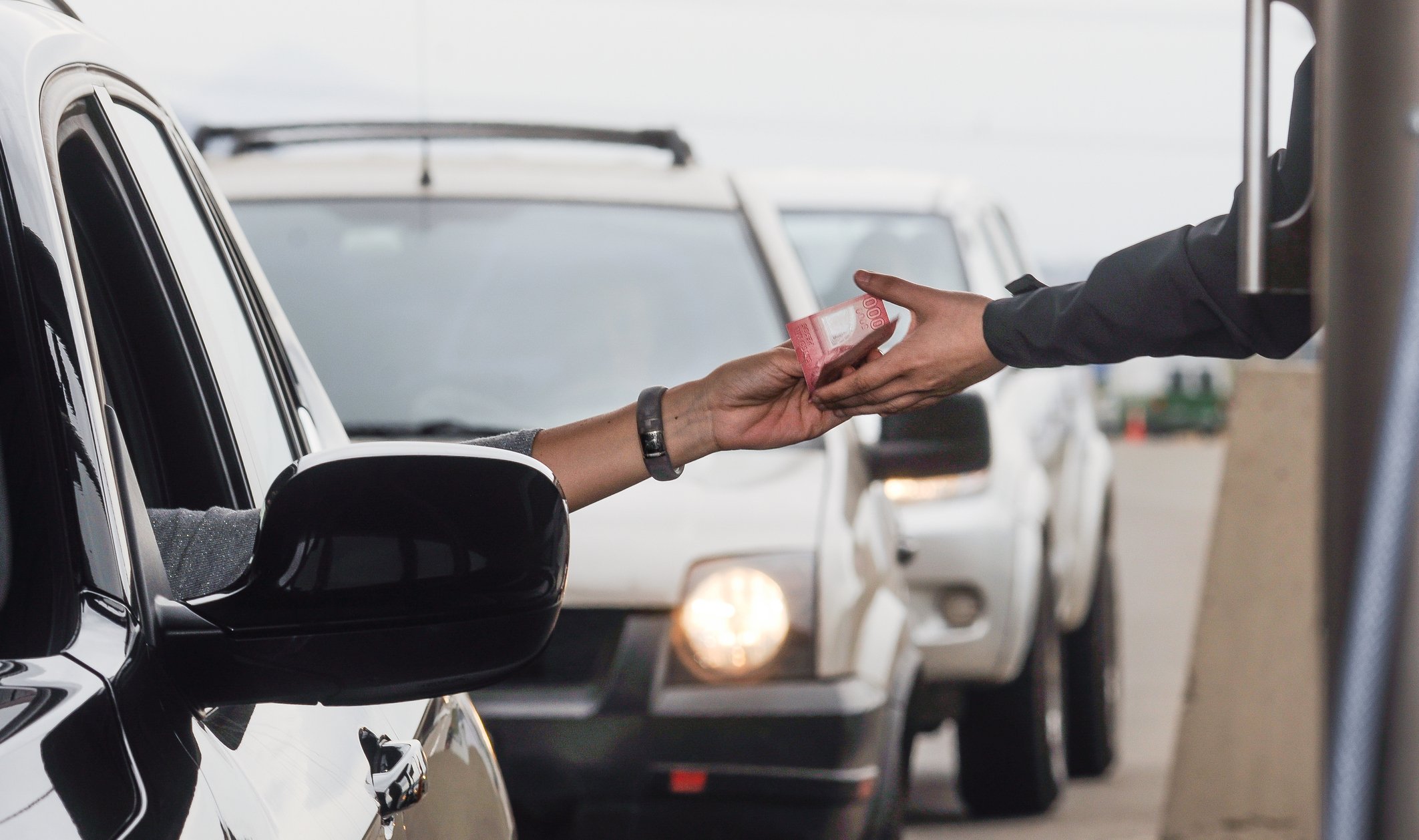 Kierowca opłacający winiety przed wjazdem na autostradę Winiety - opłata za autostrady